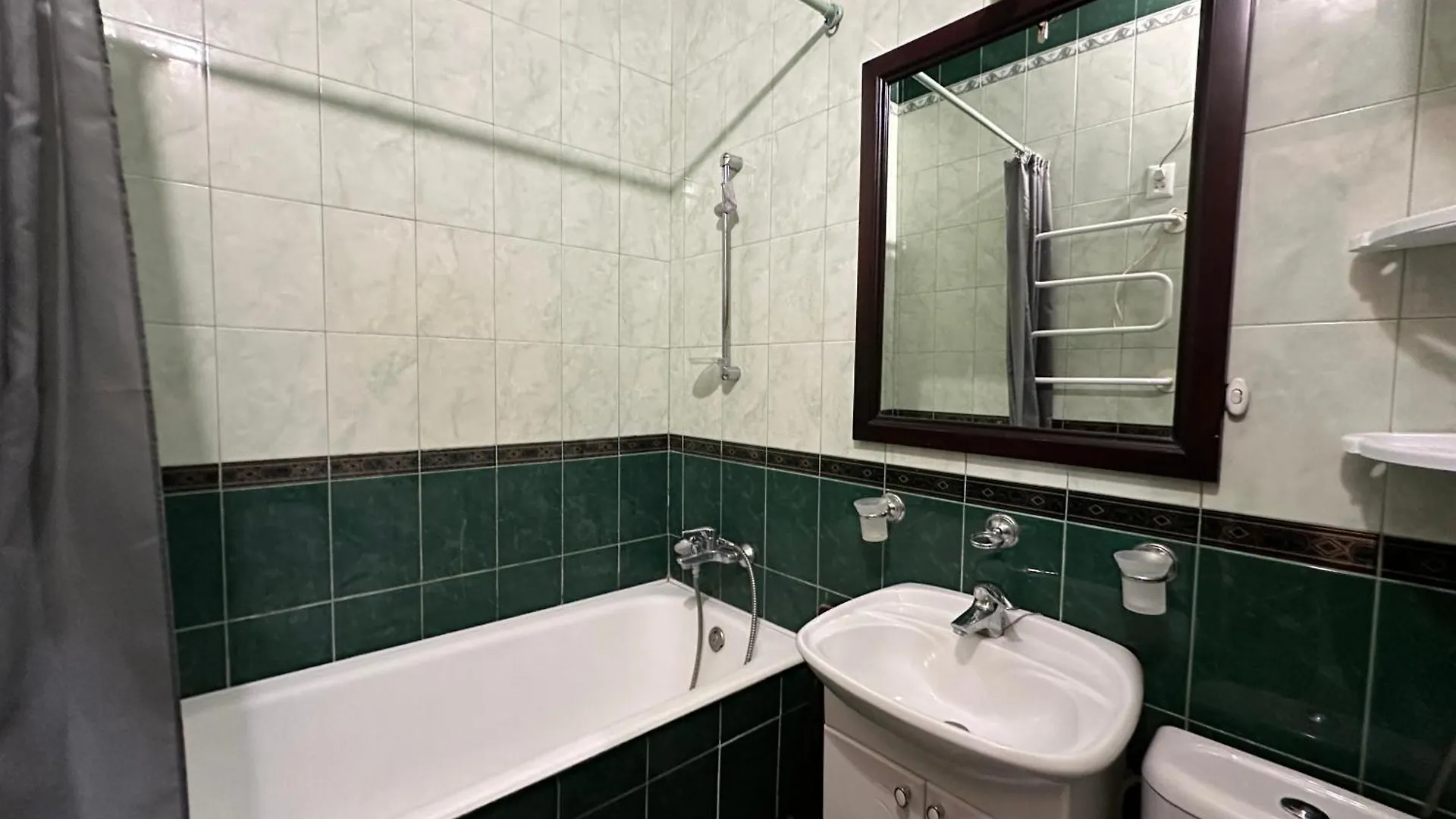 Central Suite: Spacious Two-Bedroom Near Gulliver Mall Kyiv Ukraine