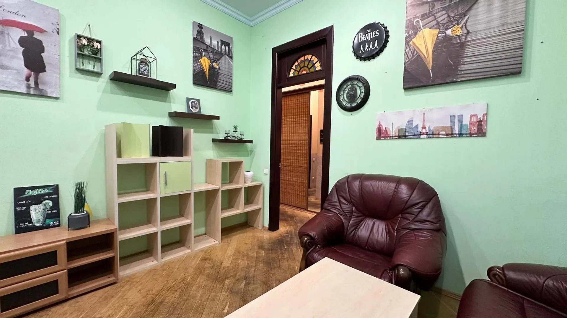 Central Suite: Spacious Two-Bedroom Near Gulliver Mall Kyiv Apartment