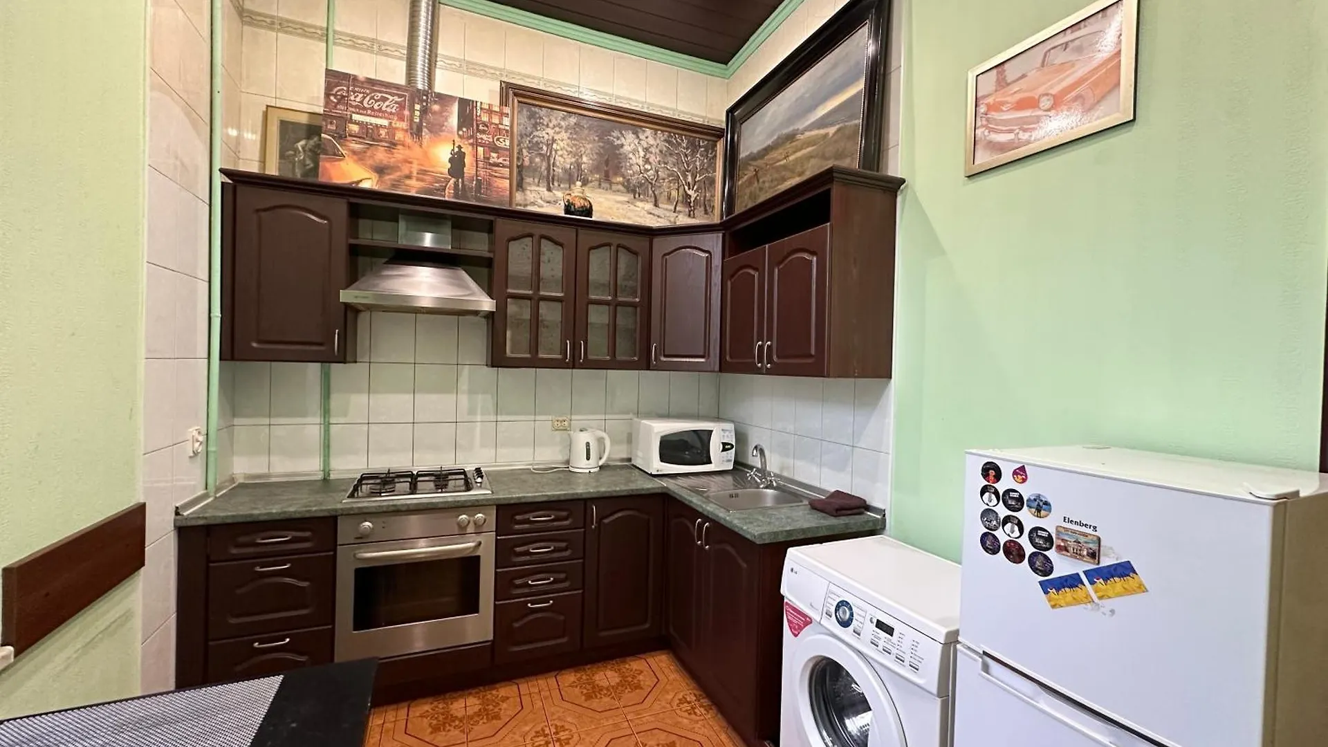Apartment Central Suite: Spacious Two-Bedroom Near Gulliver Mall Kyiv